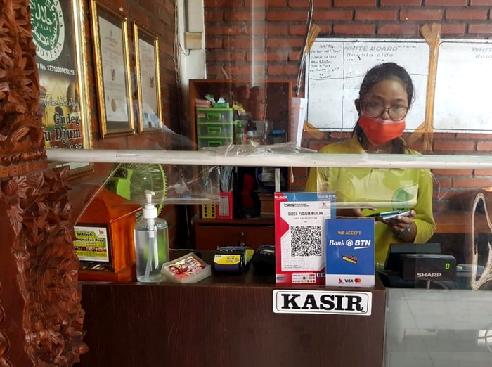 Pelayan merchant menangani pembayaran menggunakan mesin Electronic Data Capture (EDC) milik PT Bank Tabungan Negara (Persero) Tbk, Senin (21/9). Bank BTN gencar melakukan akuisisi merchant lokal dan nasional sebagai merchant EDC untuk menjawab kebutuhan pasar serta meningkatkan perolehan fee based income dan dana murah. Bank BTN sedang mengimplementasikan akuisisi 22.000 EDC dengan Indomaret dan membidik akan ada 25.000 EDC pada akhir 2020. Perseroan aktif mengakuisisi merchant dari berbagai sektor mulai dari makanan, fasilitas kesehatan, tempat wisata, hingga perusahaan retail.