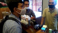 Pelayan merchant menangani pembayaran menggunakan mesin Electronic Data Capture (EDC) milik PT Bank Tabungan Negara (Persero) Tbk, Senin (21/9). Foto: dok. Bank BTN