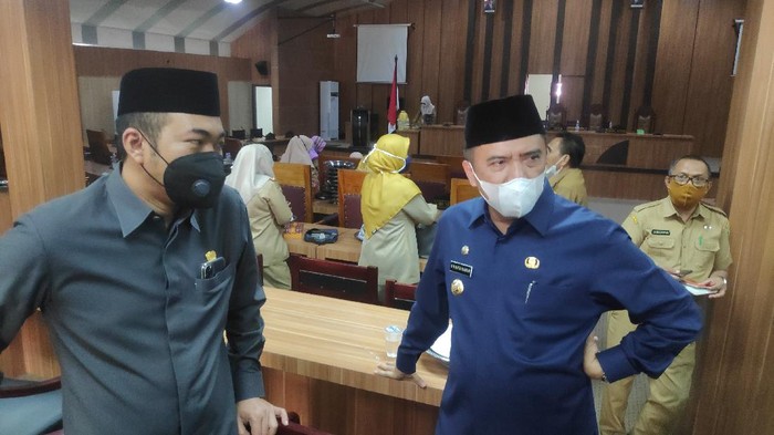 Bupati Maros (kiri) bersama ketua DPRD Maros, (Kanan) (Foto: M Bakrie/detikcom)