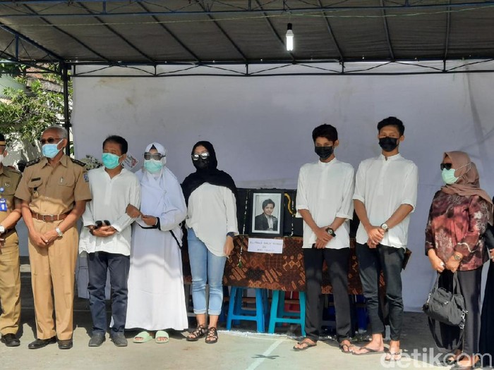 Bupati Sleman Sri Purnomo hadiri pemakaman korban mutilasi Rinaldi Harley Wismanu, Sleman, Senin (21/9/2020).
