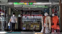 Kantor kecamatan terlihat sepi. Hanya sejumlah petugas yang terlihat melakukan sterilisasi kantor kecamatan.