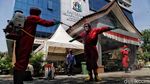 Kantor Kecamatan Kelapa Gading Disemprot Disinfektan