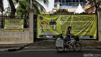 Saat ini pelayanan tatap muka di kantor kecamatan tersebut dihentikan sementara.