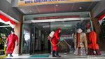 Kantor Kecamatan Kelapa Gading Disemprot Disinfektan