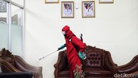 Penyemprotan disinfektan dilakukan di semua area di Kantor Kecamatan Kelapa Gading.