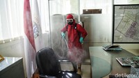 Semua ruangan di Kantor Kecamatan Kelapa Gading disemprot oleh petugas.