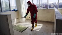Ruang salat juga disemprot disinfektan.