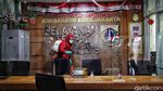 Kantor Kecamatan Kelapa Gading Disemprot Disinfektan