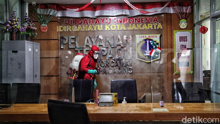 Camat Meninggal Karena Corona, Kantor Kecamatan Kelapa Gading Disemprot Disinfektan Camat Kelapa Gading, Jakarta Utara, M Hermawan meninggal dunia akibat COVID-19. Kini kantor Camat Kelapa Gading disterilkan dengan cairan disinfektan.