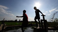Pandemi COVID-19 membuat kegiatan belajar mengajar di Sekolah dihentikan sementara. Anak-anak pun belajar secara daring di rumah guna mencegah penyebaran virus Corona. Guna mengisi waktu luang, anak-anak tersebut mencari pasir di sungai.