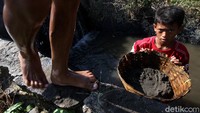 Dua orang anak mencari pasir di sungai yang berada di area persawahan daerah Sawit, Boyolali, Jawa Tengah, Senin (21/9/2020).