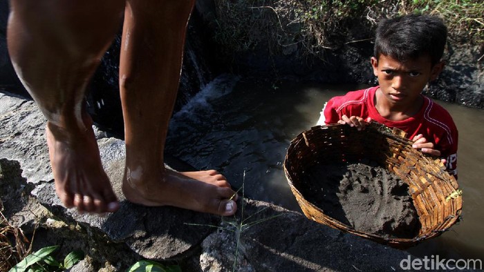 Anak-anak kecil di Solo punya cara unik nan menarik mengisi waktu di masa pandemi. Keduanya mencari pasir untuk jadi bahan pembuatan kolam ikan di rumah.