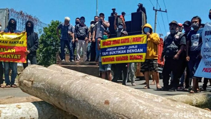 Pulujan pemasok kayu sengon untuk bahan baku menggelar demo di Pabrik Bondowoso Indah Pulp (BIP). Mereka menagih pembayaran kayu senilai Rp 8 miliar lebih.