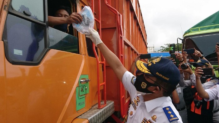 Dirjen Hubdat Budi Setiyadi Membagikan Masker di Area Pelabuhan
