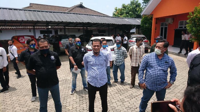Dua Paslon Cawalkot Cilegon Iye Iman Rohiman (kiri) dan Ali Mujahidin (tengah) mendatangi kantor KPU Cilegon (Foto: M Iqbal/detikcom)