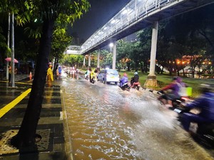 Jalan Sudirman Depan Kampus Atma Jaya Tergenang Air 10 Cm, Lalin Lancar