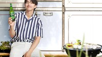 Saking memesonannya, Gong Yoo pernah terpilih membintangi iklan minuman alkohol merek Terra. Begini posennya bersama sebotol Terra sambil bikin BBQ. Foto: Instagram @gongyooactor1079