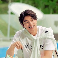 5. Gong YooPesona dan akting Gong Yoo membuatnya menjadi aktor favorit banyak orang. Meski tidak tampil dalam drama, tahun ini pemain Goblin tersebut akan merilis film bersama Park Bo Gum berjudul Seobok. Foto: Instagram @gongyooactor1079