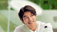 Dengan senyuman manisnya, Gong Yoo berpose sambil menikmati sarapan. Ada sebungkus sandwich, tomat ceri, dan buah lainnya. Foto: Instagram @gongyooactor1079