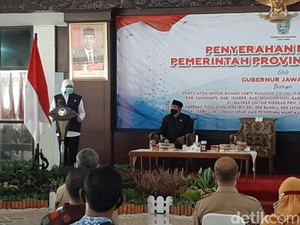 Khofifah Berikan 19 Ventilator ke RS Rujukan COVID-19 di Tapal Kuda