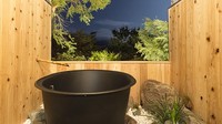 Biar makin seru, tersedia juga tempat barbeque dan bak mandi semi outdoor tanpa outdoor menghadap hutan. Di malam hari, traveler juga bisa berendam sambil melihat bintang di langit. Seru! (dok 2020 Rental Mountain Yama)