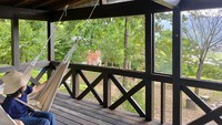 Di terasnya tersedia juga hammock atau ayunan yang bisa kamu pakai untuk bersantai sambil menikmati keseluruhan gunung untuk dirimu sendiri (dok 2020 Rental Mountain Yama)