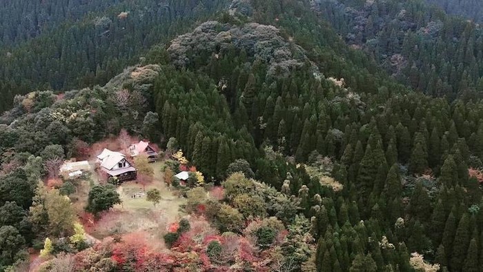 Gunung yang bisa disewa di Kyushu, Jepang.