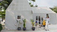 Kawasan tersebut dihiasi dengan beragam bangunan berbentuk unik nan instagramable yang menjajakan beragam makanan, minuman, home decor, hingga beauty and wellness.