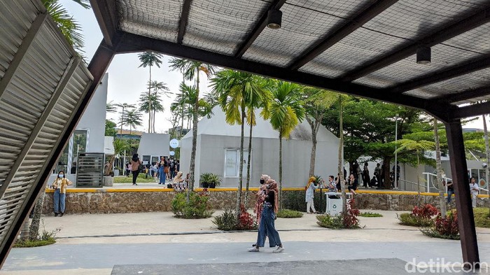 Hits! Tempat Nongkrong Anak Muda Kekinian Ini Ada di BSD Bangunan unik ini jadi salah satu tempat nongkrong kekinian di BSD. Mengusung konsep ruang terbuka, Kumulo Creative jadi tempat nongkrong andalan anak muda.