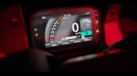Motor ini tampaknya akan memiliki opsi berkendara yang lebih advance. Dilihat dari video yang menampilkan layar TFT, ada ikon mode berkendara, pengaturan kontrol traksi, engine break, dan lain-lain.Foto: Youtube: Honda Motorcycle Europe