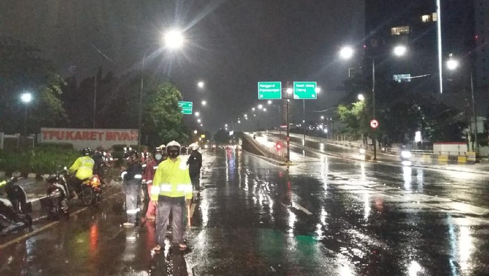 Jalan di Depan TPU Karet Surut