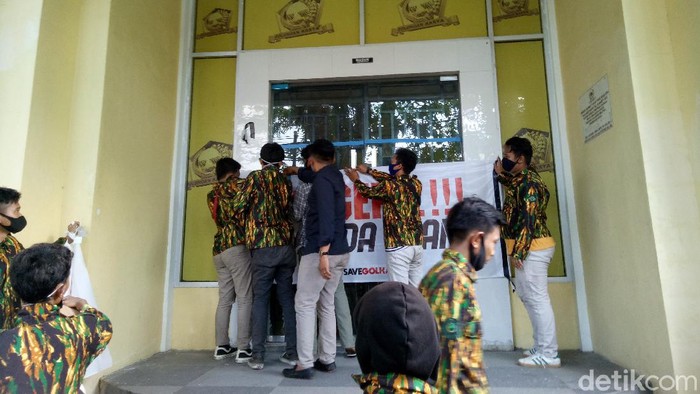 Kader Muda Golkar geruduk Kantor DPD I Golkar Sulsel (Ibnu Munsir-detikcom).