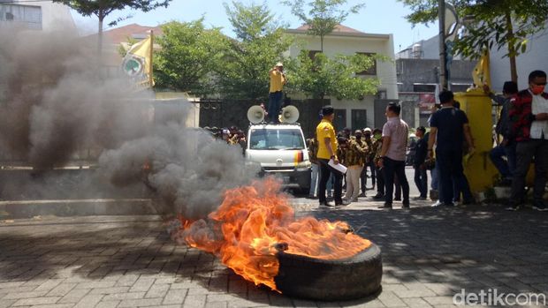 Kader Muda Golkar geruduk Kantor DPD I Golkar Sulsel (Ibnu Munsir-detikcom).