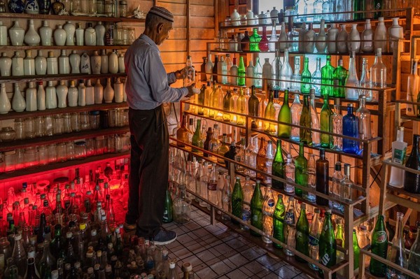 Sampai saat ini botol yang telah dia kumpulkan adalah 9.000 botol dengan beragam warna, bentuk dan ukuran. Sekarang ribuan botol tersebut dia pamerkan di rumah kayu yang dirombaknya menjadi museum. (AFP)