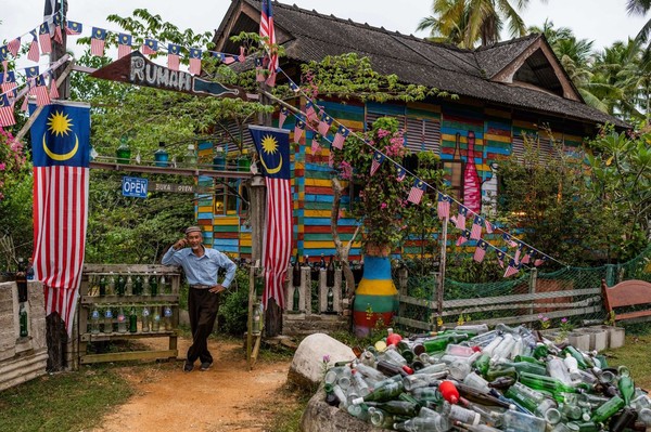 Warga Malaysia berusia 74 tahun ini bernama Tengku Mohamad Ali Mansor. Selama 15 tahun terakhir dia menjalankan misi lingkungan untuk mengumpulkan botol-botol yang terdampar di pantai Laut Cina Selatan yang berbatu-batu di Malaysia. (AFP)
