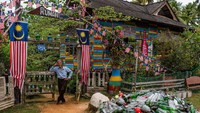 Warga Malaysia berusia 74 tahun ini bernama Tengku Mohamad Ali Mansor. Selama 15 tahun terakhir dia menjalankan misi lingkungan untuk mengumpulkan botol-botol yang terdampar di pantai Laut Cina Selatan yang berbatu-batu di Malaysia. (AFP)
