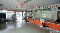 Penutupan dilakukan mulai hari ini, Senin (21/9/2020) hingga Rabu (23/9) mendatang. Diketahui, selama proses penutupan tersebut kantor Kelurahan Petojo Selatan akan dilakukan penyemprotan disinfektan guna mencegah penyebaran virus Corona.