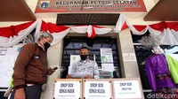Warga dapat memasukan berkas ke dalam dropbox yang telah disediakan di depan kantor Kelurahan Petojo Selatan.