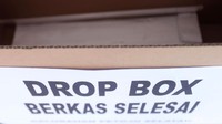 Kotak dropbox tersebut disediakan agar warga tetap mendapatkan pelayanan meski aktivitas tatap muka di kantor Kelurahan Petojo Selatan dihentikan sementara imbas COVID-19.
