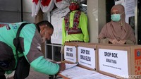 Seorang warga tampak mengurus berkas di depan kantor Kelurahan Petojo Selatan, Senin (21/9/2020).
