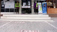 Sebelumnya, kantor Kelurahan Petojo Selatan ditutup setelah tujuh orang Penyedia Jasa Lainnya Orang Perorangan (PJLP) dinyatakan positif COVID-19. Upaya penyemprotan disinfektan pun dilakukan di kawasan kantor selama kantor tersebut ditutup guna mengantisipasi meluasnya penyebaran virus Corona.