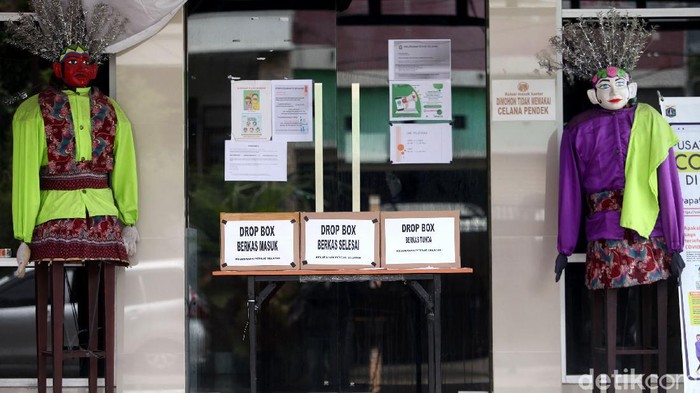Kantor Ditutup, Begini Cara Kelurahan Petojo Selatan Layani Warga Kantor Kelurahan Petojo Selatan ditutup usai sejumlah petugas dinyatakan positif COVID-19. Pihak kelurahan pun andalkan dropbox guna akomodasi keperluan warga.