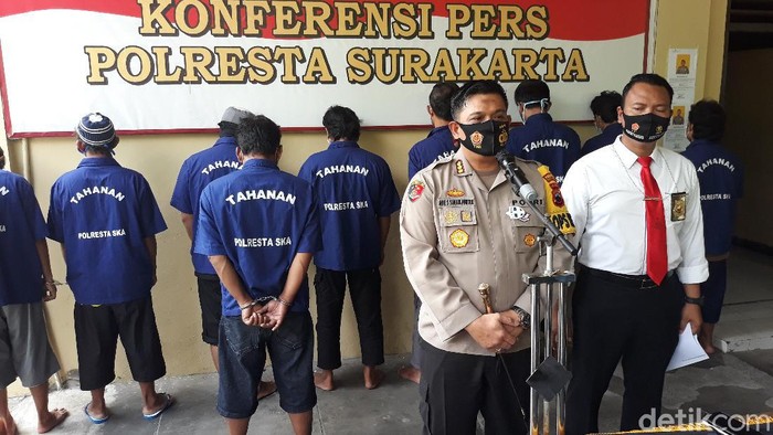 Kapolresta Solo Kombes Ade Safri Simanjuntak merilis penangkapan dua tersangka baru kasus penyerangan acara doa jelang pernikahan di Solo, Senin (21/9/2020).
