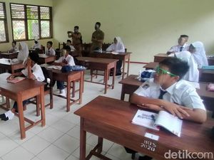 Gunakan Face Field-Masker, Pelajar di Pangandaran Mulai KBM Tatap Muka