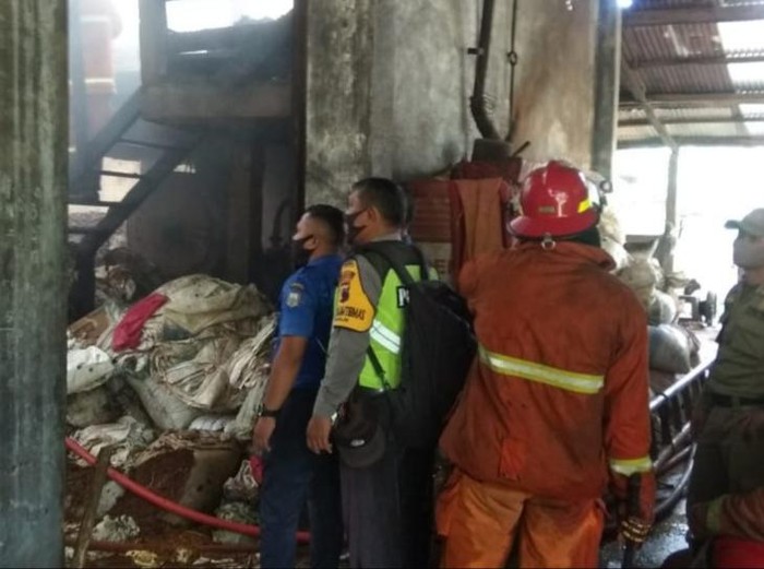 Kebakaran gudang pakan ternak di Salatiga, Senin (21/9/2020).