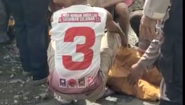 Korban atas nama Tika hendak dievakuasi.