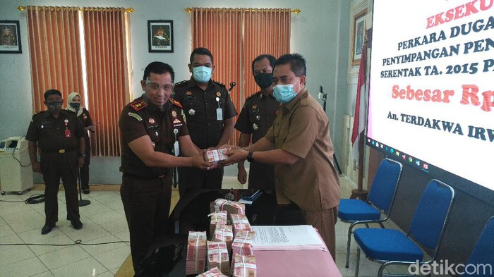 kejari lamongan kembalikan Rp 1,2 miliar