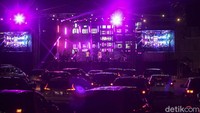 Penyelenggaraan hari kedua konser drive in yang pertama kali di Yogyakarta ini dimeriahkan oleh pertunjukan band Jikustik.