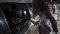 Petugas juga melakukan pengecekan suhu badan penonton sebelum memasuki area konser Drive In.