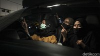 Penonton ikut bernyanyi di dalam mobil.
